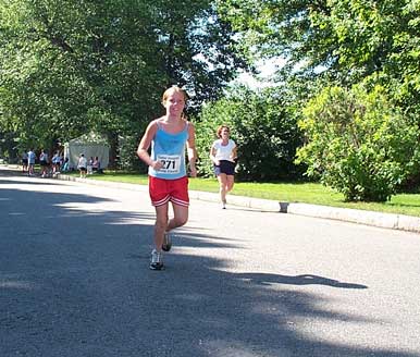 Sarah running the 5K race at the 2003 Exeter Revolutionary Days.